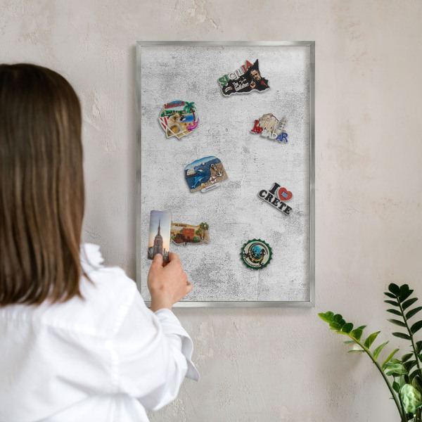 Magneetbord voor souvenir magneten met zilveren lijst Ruw beton