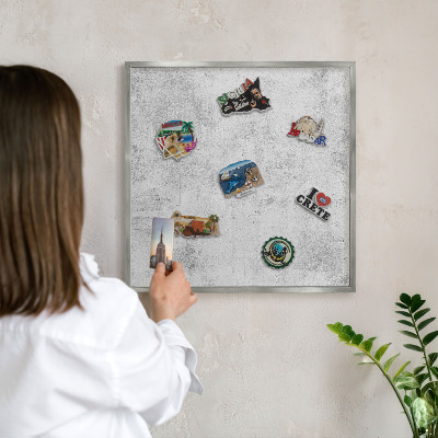 Magneetbord voor souvenir magneten met zilveren lijst Ruw beton