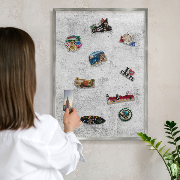 Magneetbord voor souvenir magneten met zilveren lijst Ruw beton