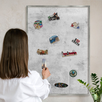 Magneetbord voor souvenir magneten met zilveren lijst Ruw beton