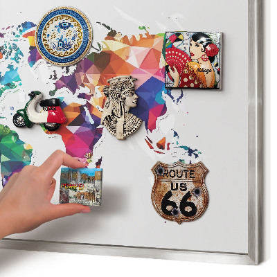 Magneetbord voor souvenir magneten met zilveren lijst Wereldkaart