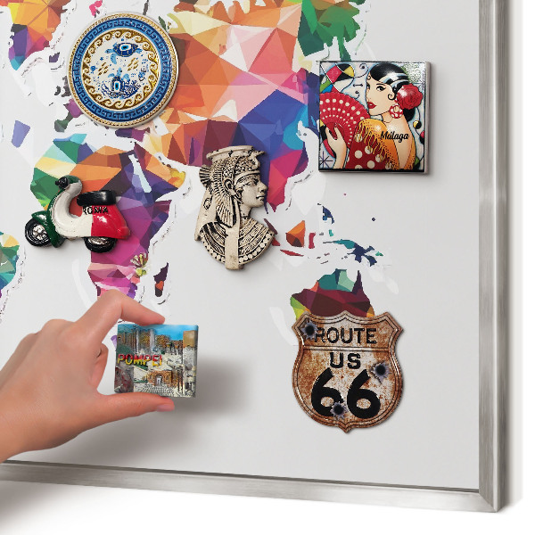 Magneetbord voor souvenir magneten met zilveren lijst Wereldkaart