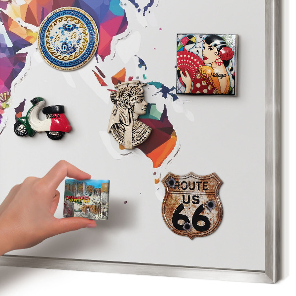 Magneetbord voor souvenir magneten met zilveren lijst Wereldkaart