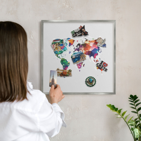 Magneetbord voor souvenir magneten met zilveren lijst Wereldkaart