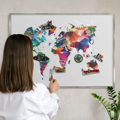 Magneetbord voor souvenir magneten met zilveren lijst Wereldkaart