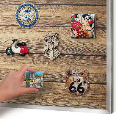Magneetbord voor souvenir magneten met zilveren lijst Houtstructuur