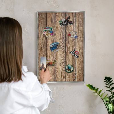 Magneetbord voor souvenir magneten met zilveren lijst Houtstructuur