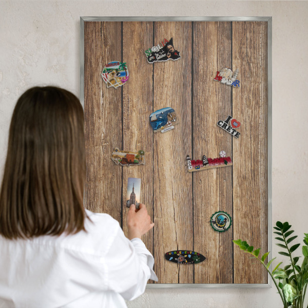 Magneetbord voor souvenir magneten met zilveren lijst Houtstructuur