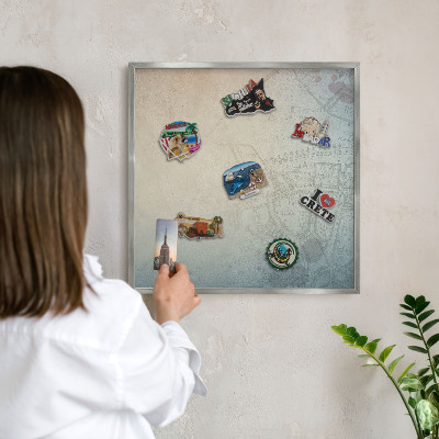 Magneetbord voor souvenir magneten met zilveren lijst Oude kaart