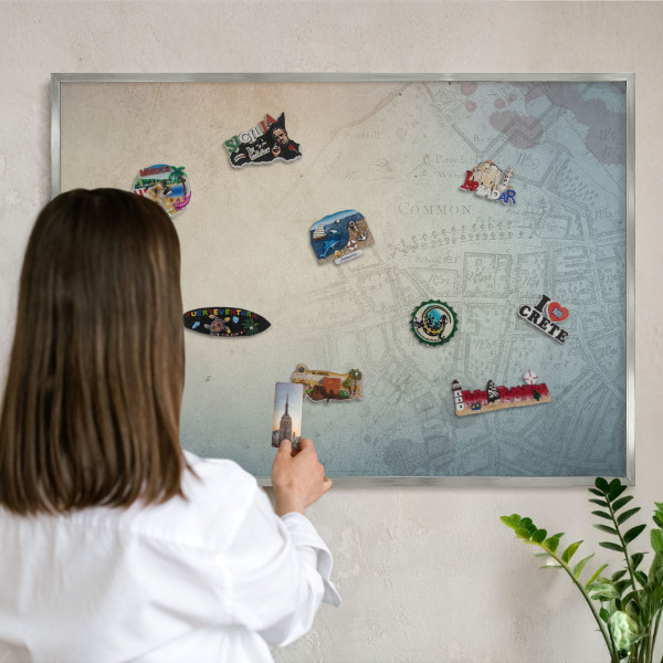 Magneetbord voor souvenir magneten met zilveren lijst Oude kaart