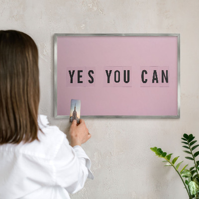 Decoratief metalen magneetbord in een zilveren lijst Motivatie elke dag