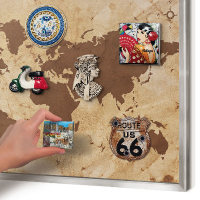 Decoratief metalen magneetbord in een zilveren lijst Wereldkaart