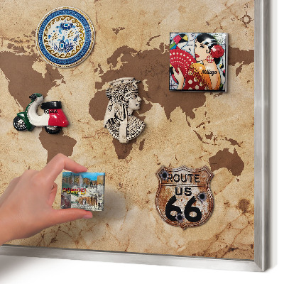 Decoratief metalen magneetbord in een zilveren lijst Wereldkaart