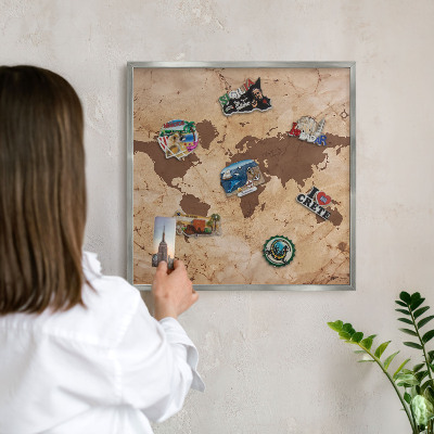 Decoratief metalen magneetbord in een zilveren lijst Wereldkaart