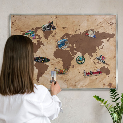 Decoratief metalen magneetbord in een zilveren lijst Wereldkaart