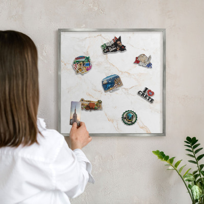 Decoratief metalen magneetbord in een zilveren lijst Marmeren elegantie