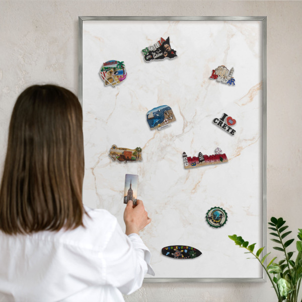 Decoratief metalen magneetbord in een zilveren lijst Marmeren elegantie