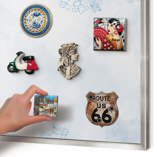 Decoratief metalen magneetbord in een zilveren lijst Bloemrijke elegantie