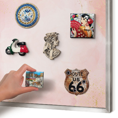 Decoratief metalen magneetbord in een zilveren lijst Subtiele elegantie