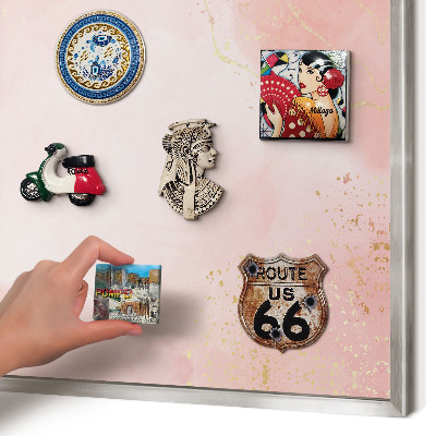 Decoratief metalen magneetbord in een zilveren lijst Subtiele elegantie