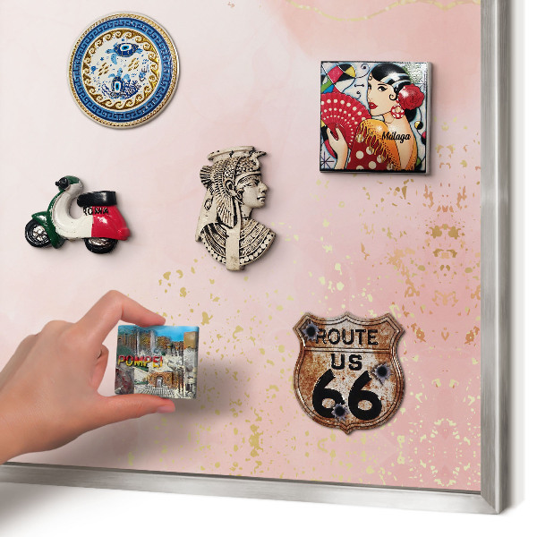 Decoratief metalen magneetbord in een zilveren lijst Subtiele elegantie