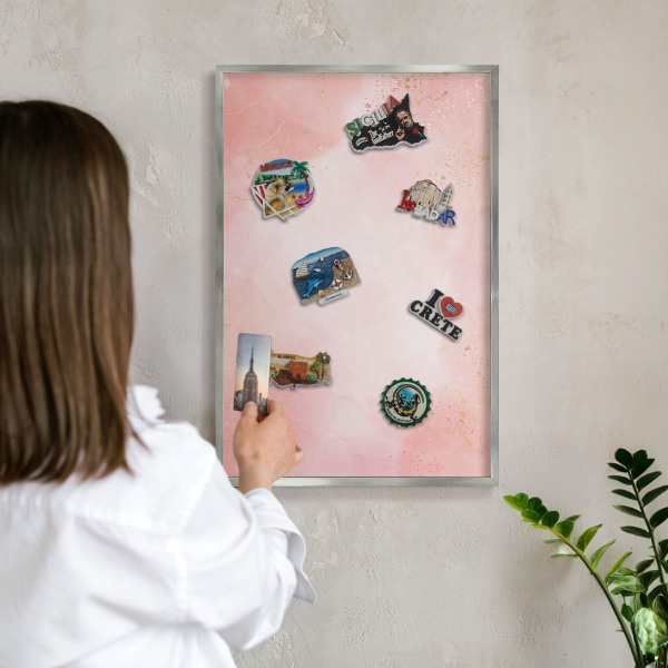 Decoratief metalen magneetbord in een zilveren lijst Subtiele elegantie