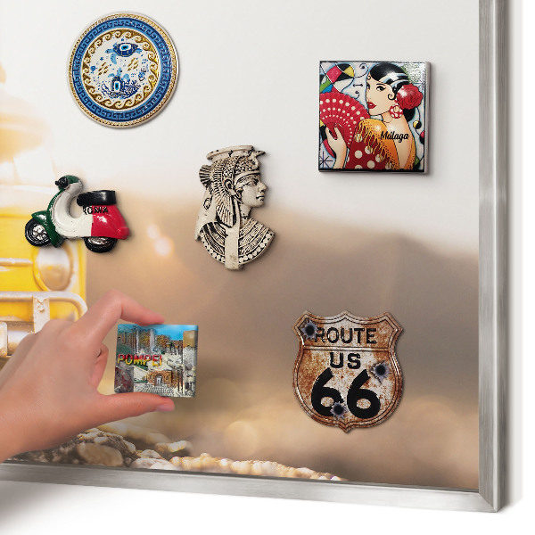 Decoratief metalen magneetbord in een zilveren lijst Retro reizen