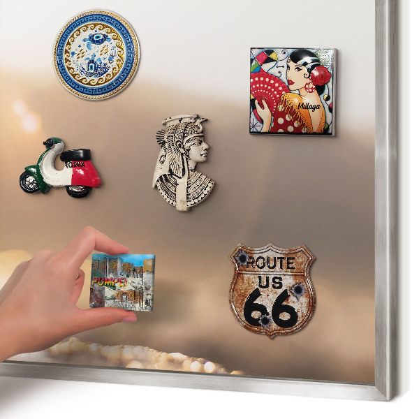 Decoratief metalen magneetbord in een zilveren lijst Retro reizen