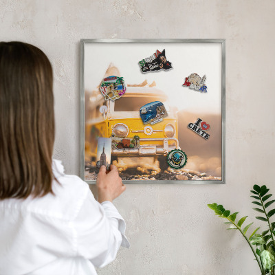 Decoratief metalen magneetbord in een zilveren lijst Retro reizen