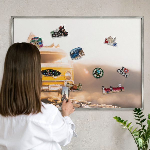 Decoratief metalen magneetbord in een zilveren lijst Retro reizen