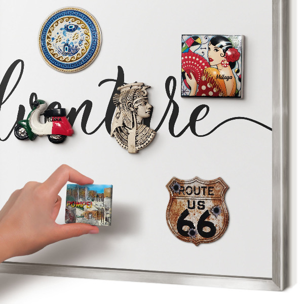 Magneetbord voor souvenir magneten met zilveren lijst Avontuur geschreven
