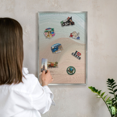 Decoratief metalen magneetbord in een zilveren lijst Pastelkleurige werveling