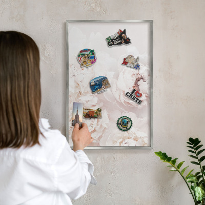 Magneetbord voor souvenir magneten met zilveren lijst Witte pioenrozen