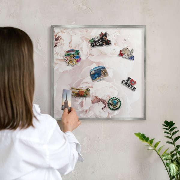 Magneetbord voor souvenir magneten met zilveren lijst Witte pioenrozen