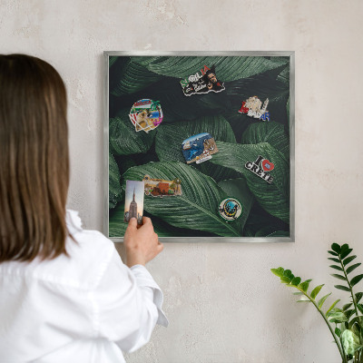 Magneetbord voor souvenir magneten met zilveren lijst Het groen van de natuur