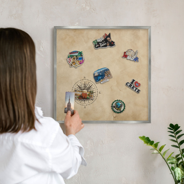 Decoratief metalen magneetbord in een zilveren lijst Windroos