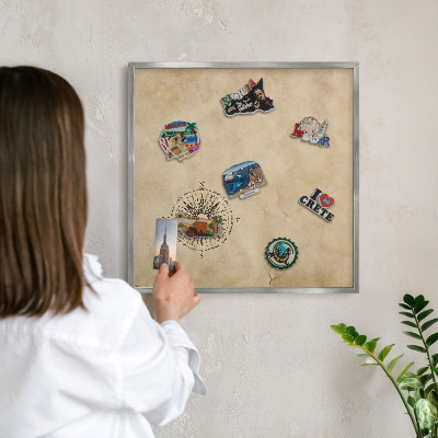 Decoratief metalen magneetbord in een zilveren lijst Windroos