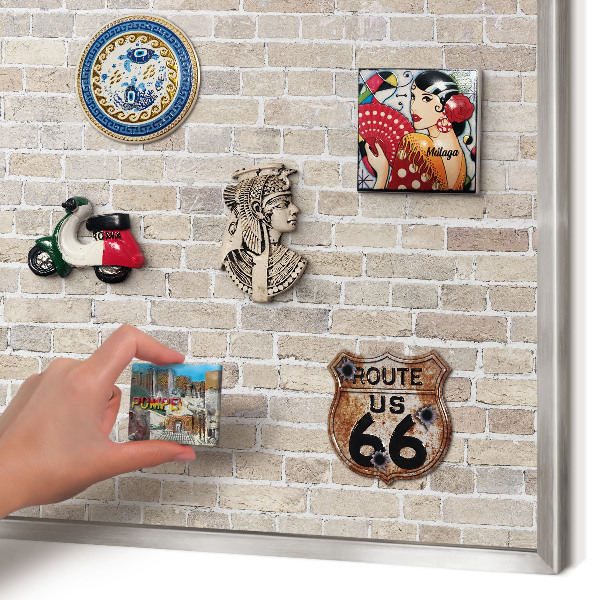 Decoratief metalen magneetbord in een zilveren lijst Baksteenpatroon