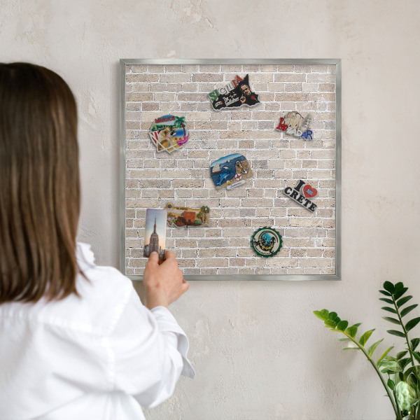 Decoratief metalen magneetbord in een zilveren lijst Baksteenpatroon