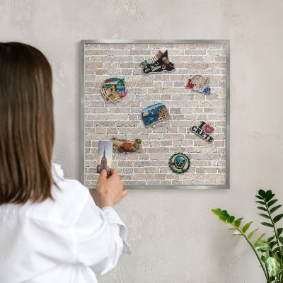 Decoratief metalen magneetbord in een zilveren lijst Baksteenpatroon