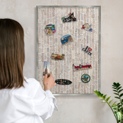 Decoratief metalen magneetbord in een zilveren lijst Baksteenpatroon