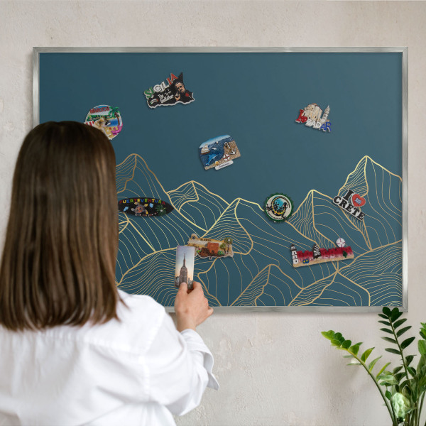 Magneetbord voor souvenir magneten met zilveren lijst Bergminimalisme