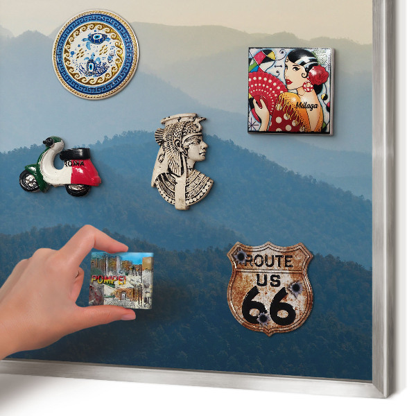 Decoratief metalen magneetbord in een zilveren lijst Uitzicht op de bergen