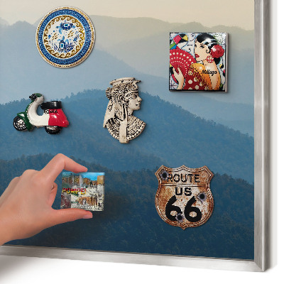 Decoratief metalen magneetbord in een zilveren lijst Uitzicht op de bergen