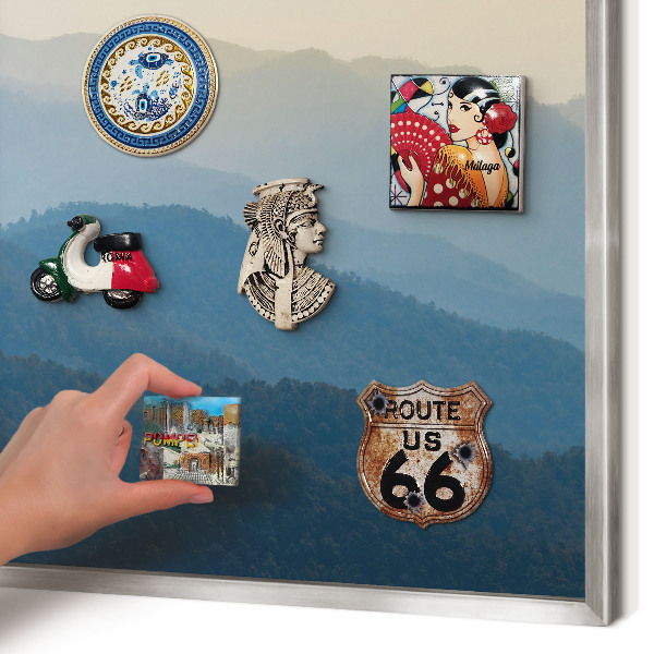 Decoratief metalen magneetbord in een zilveren lijst Uitzicht op de bergen