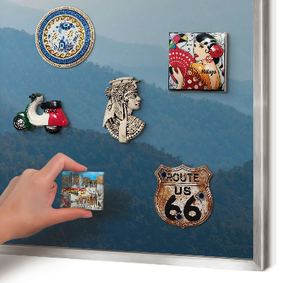 Decoratief metalen magneetbord in een zilveren lijst Uitzicht op de bergen