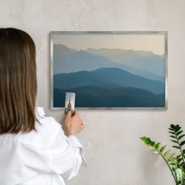 Decoratief metalen magneetbord in een zilveren lijst Uitzicht op de bergen