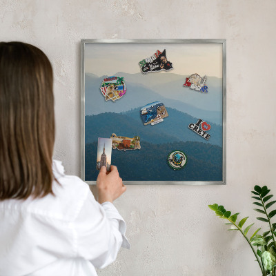 Decoratief metalen magneetbord in een zilveren lijst Uitzicht op de bergen