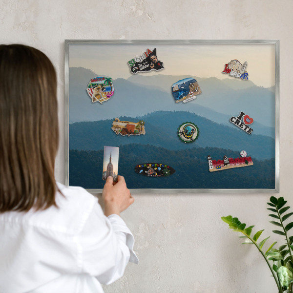 Decoratief metalen magneetbord in een zilveren lijst Uitzicht op de bergen
