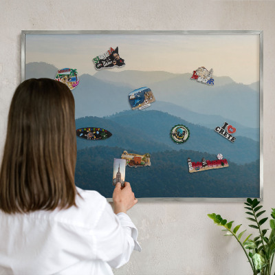 Decoratief metalen magneetbord in een zilveren lijst Uitzicht op de bergen